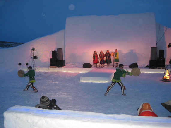 Bilde av en teaterforestilling på scene laget av snø.