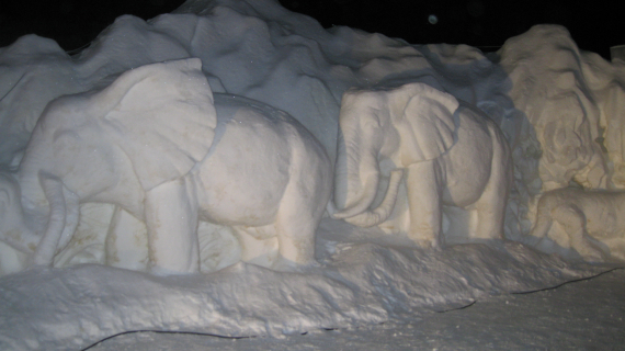 Snøskulpturer av elefanter.