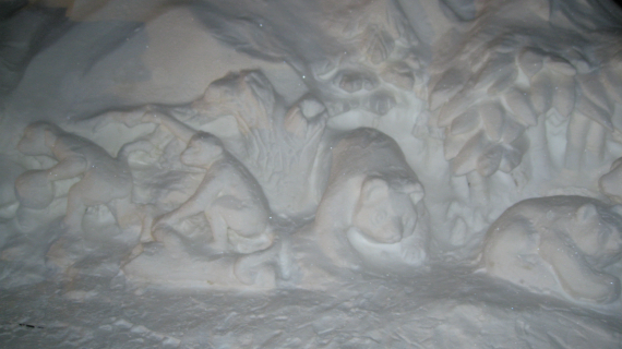 Snøskulpturer av bjørn og aper.