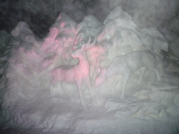 Snøskulpturer av rådyr.