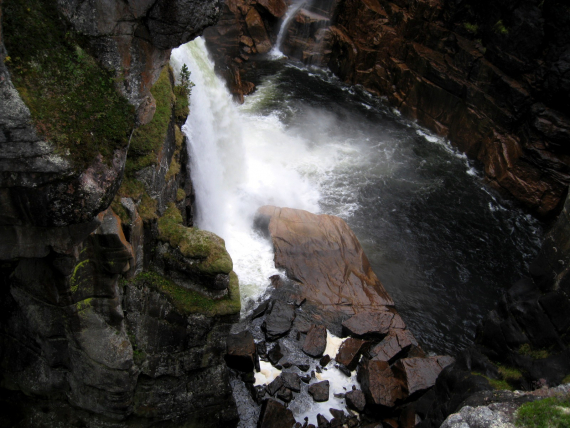 Foss med synlige steiner under fossen.