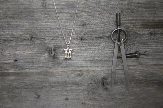 Foto av en halskjede med Ave Maria symbol.