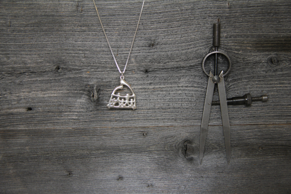 Sølvsmykke med motiv av samiske guder. 