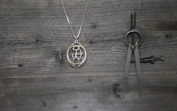 Sølvsmykke med motiv av guden bivdi.