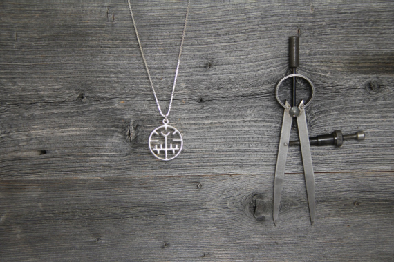 Sølvsmykke med samisk motiv.