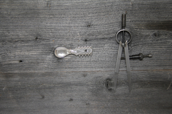 Foto av sølvskjesmykke.