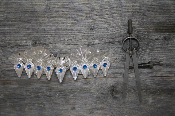 Koftespenner i sølv med blå stein.