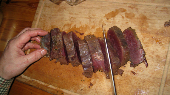 Oppskjært kjøttstykker på skjærefjøl.