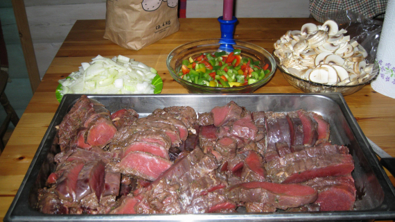 Kjøttstykker på brett. 