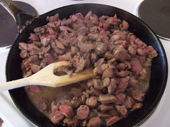 Kuttet kjøtt i en stekepanne.