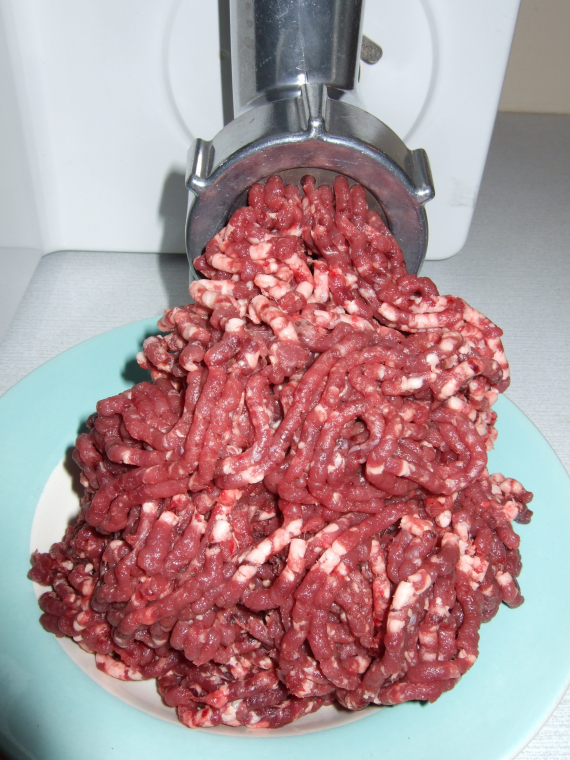 Kjøtt som blir kvernet.