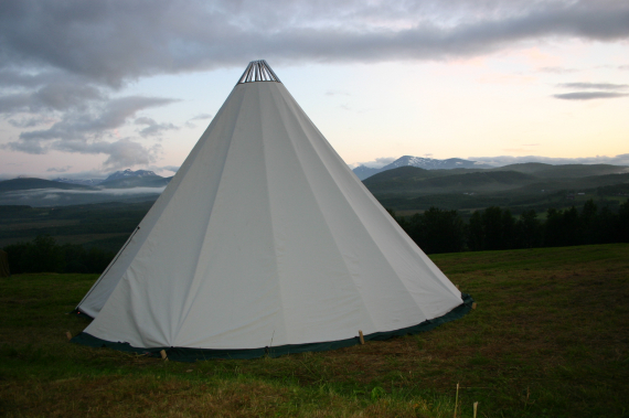 Hvit lavvo på vidda.