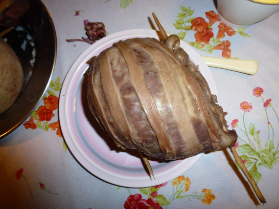 Foto av blodpølse plassert på et fat.