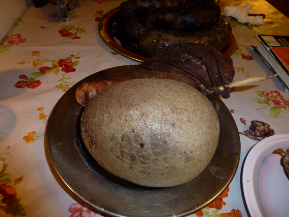 Kokte blodpølser på fat.