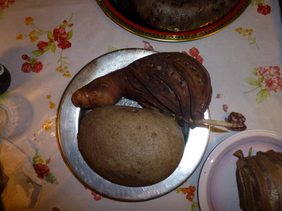 Kokt blodpølse på et fat.