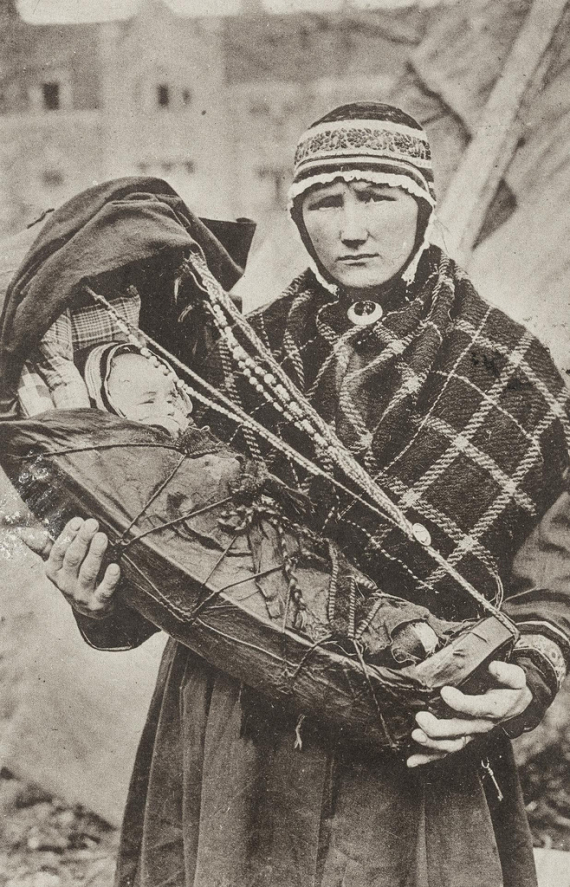 Gammelt fotografi av en samekone med komse med barnet oppi.