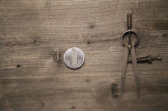 Bilde av rund sølvknapp.