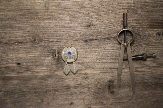  Foto av en sølvknapp til belte.