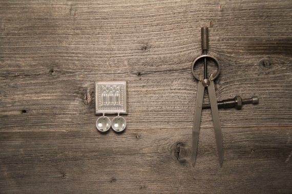 Foto av firkantet belteknapp i sølv.