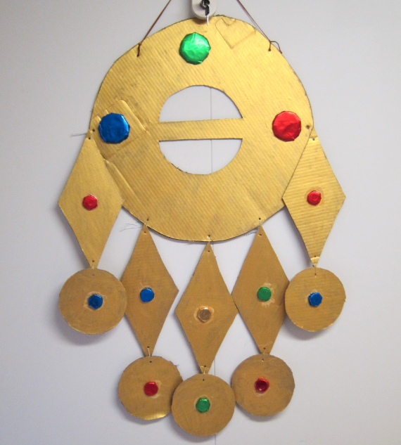 Veggpynt av papp utformet som en sølje.