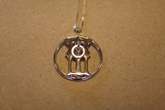 Foto av sølvsmykke.