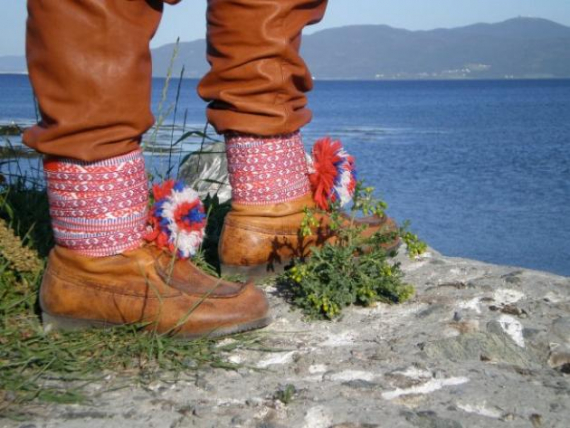 To bein med skinnbukser og kero sko.