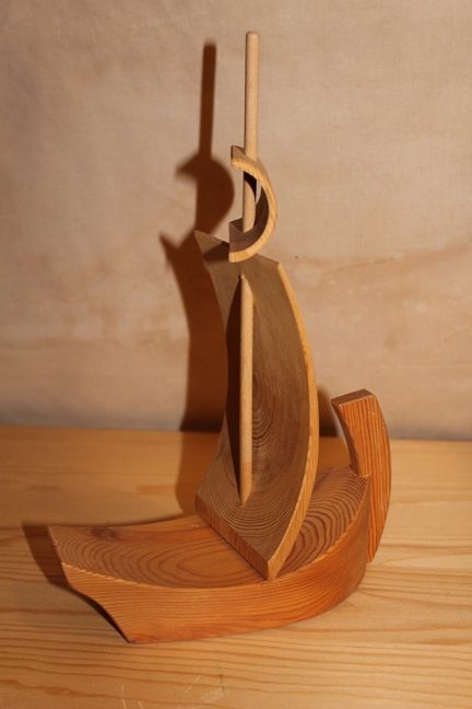 Foto av en liten tre seilbåt.