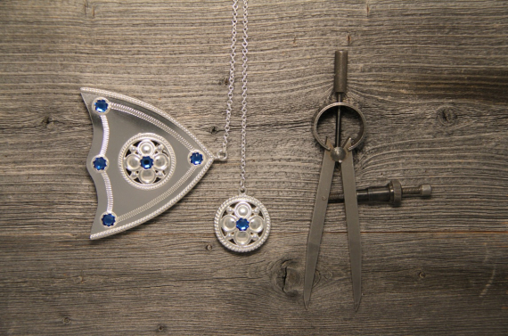 Foto av sølvbeltespiss og belteanheng.