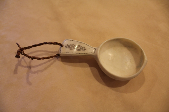 Foto av en guksi laga av horn.