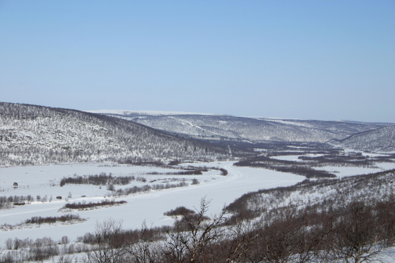 Oversiktsbilde av en dal om vinteren.