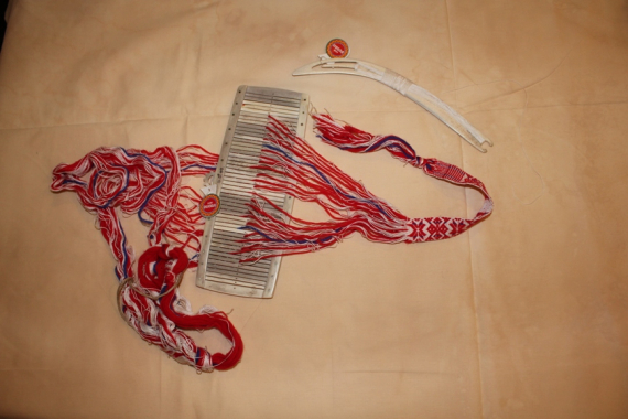 Foto av grindvev med påbegynt vevband.