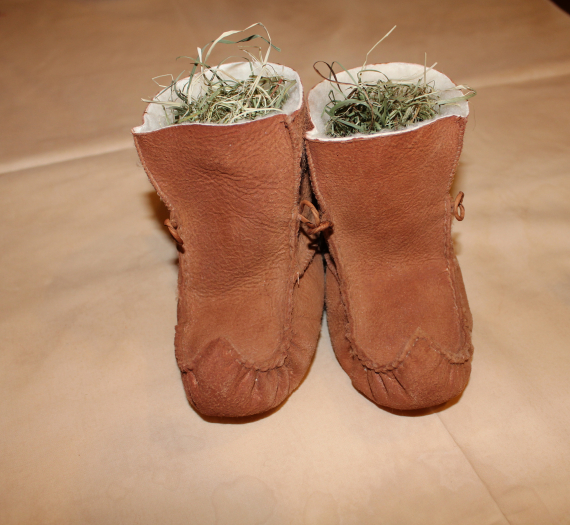 Foto av barnekomager av lammeskinn.