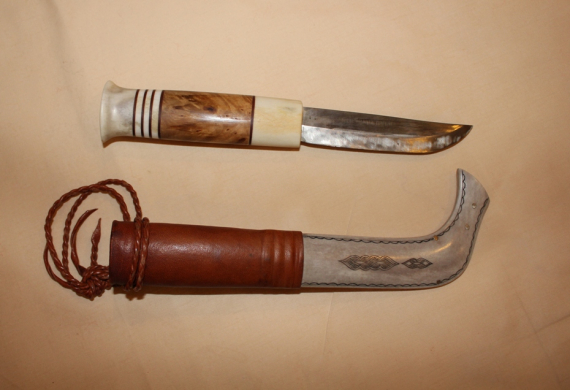 Kniv med horn og treaskaft og slire av reinhorn og skinn.