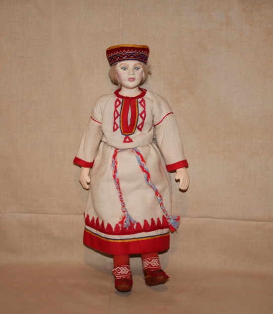 Foto av en damedukke med enkekofte på fra Lovozero.