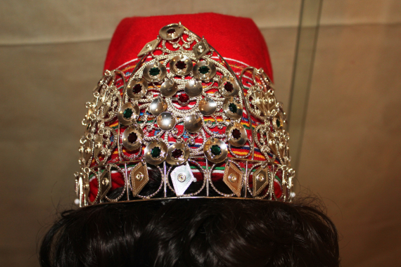 Foto av brudekrone av sølv på en samelue fra Kautokeino.