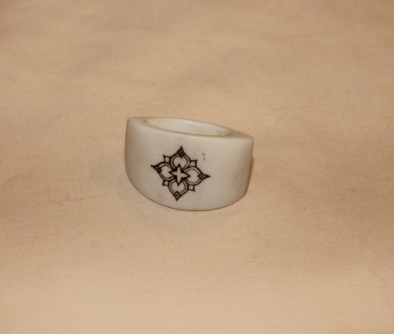 Slipshorn med samisk ornament.