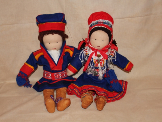 Foto av dukker med varangerkofter på.