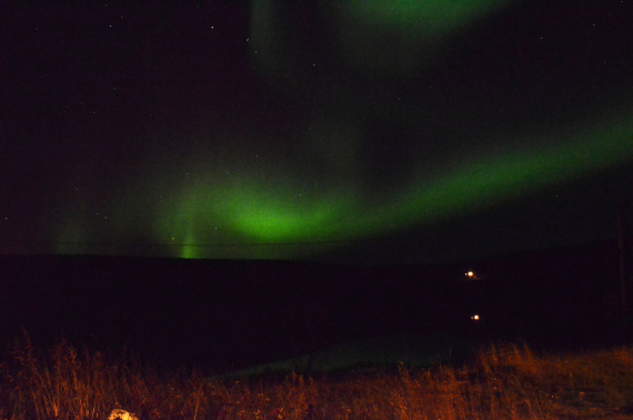 Bilde av nordlys på himmelen.
