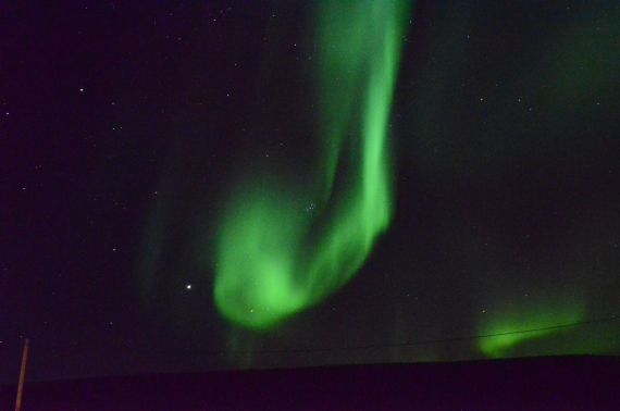 Bilde av nordlys på himmelen.