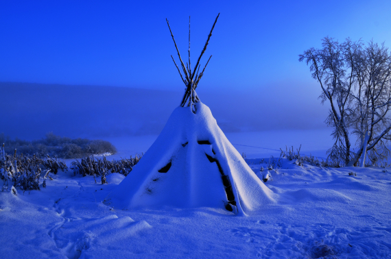 Bilde av en tradisjonell lavvo i vinter landskap.