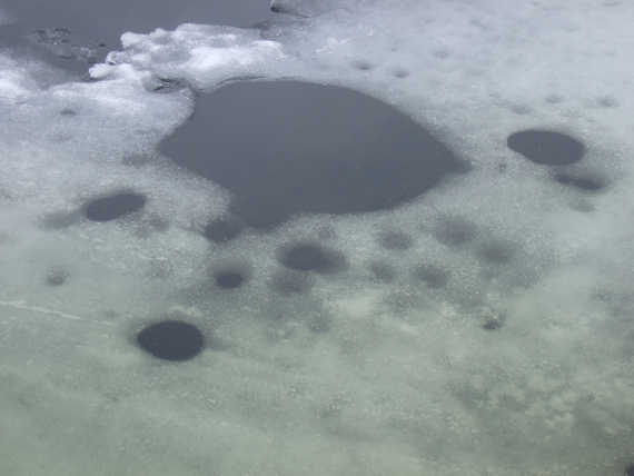 Bilde av en innsjø om våren, dårlig is.