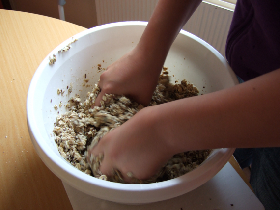 Hender som blander en deig.