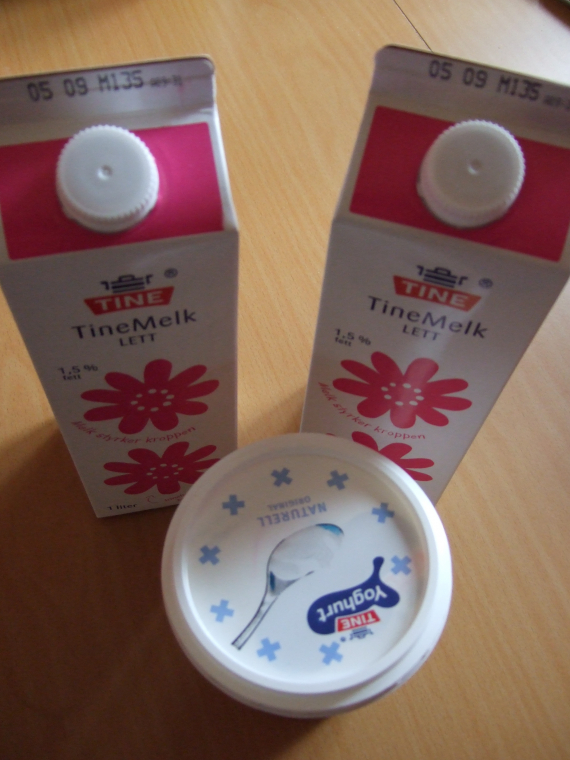 To melkepakker og rømme på et bord.