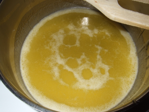 Smeltet smør i en kasserolle.