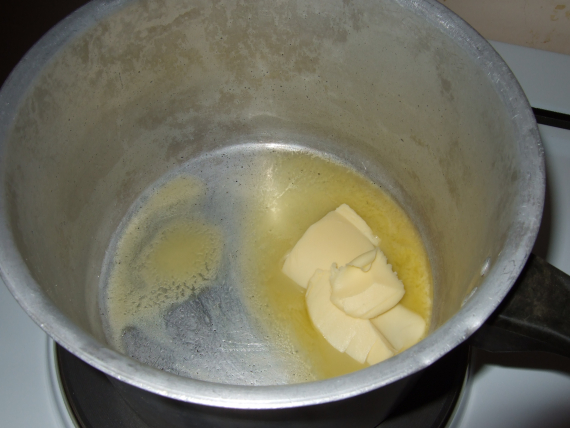 Blande smør i en gryte.