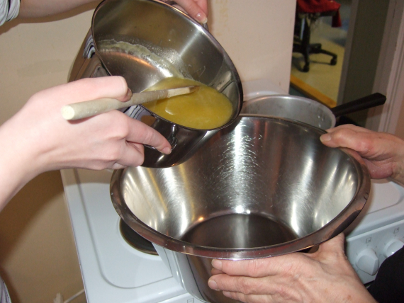 Helle smeltet smør i en bolle.