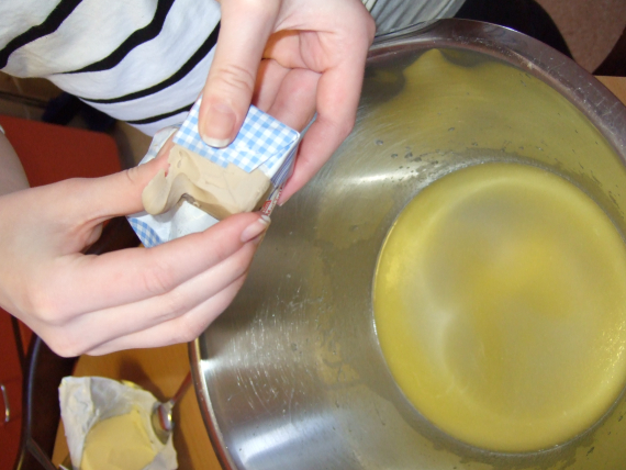 Blande bakeingrendienser i en bolle.