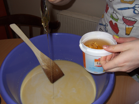 Sirup blandes i brød-deig.