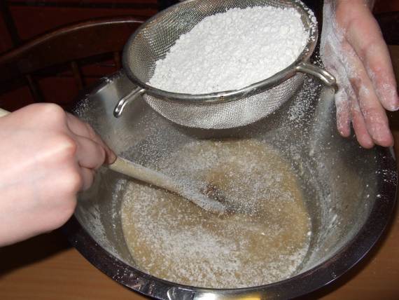 Blande mel i en bolle.