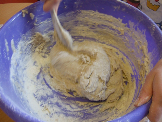 Blande ut deig med hvetemel.